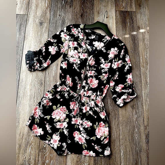 Justify Pants - 🛍️ Justify Zipper front floral romper shorts.great condition.